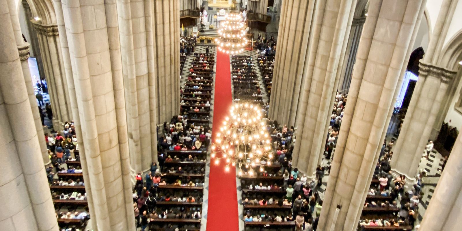 Faithful crowd Cathedral of the Sé in Mass to honor Papa Francisco