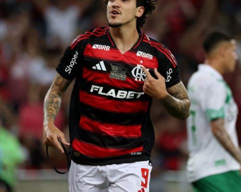 Flamengo thrashes in Maracanã to lead the Brazilian Championship