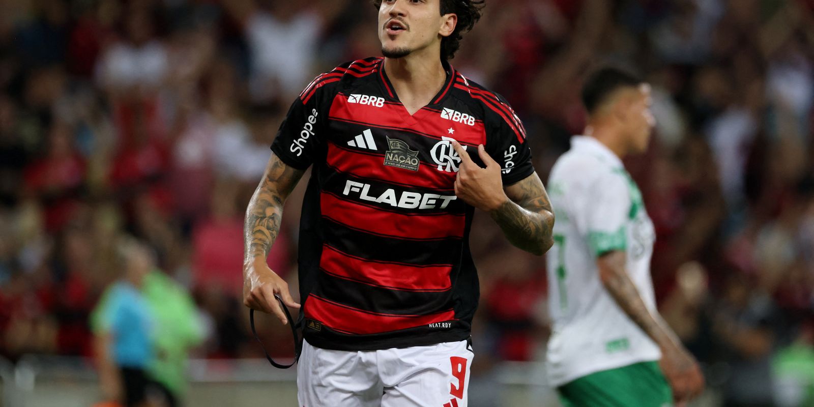 Flamengo thrashes in Maracanã to lead the Brazilian Championship
