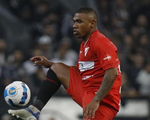 Former White soccer player, wounded in a robbery