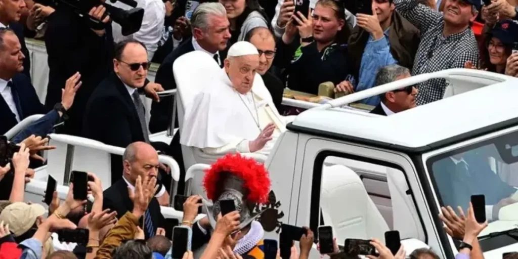 Francisco thanked his assistant to have greeted the Papamóvil after the 'Urbi et Orbi'