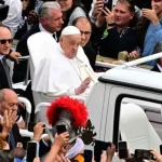 Francisco thanked his assistant to have greeted the Papamóvil after the 'Urbi et Orbi'