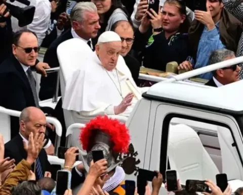 Francisco thanked his assistant to have greeted the Papamóvil after the 'Urbi et Orbi'