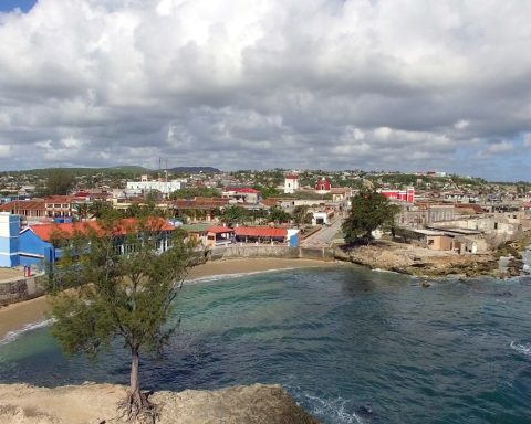 Gibara relacs with his International Poor Cinema Festival