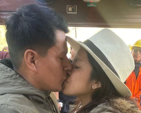 He asks for his hand on the Lima-Huancayo train that brought 300 tourists