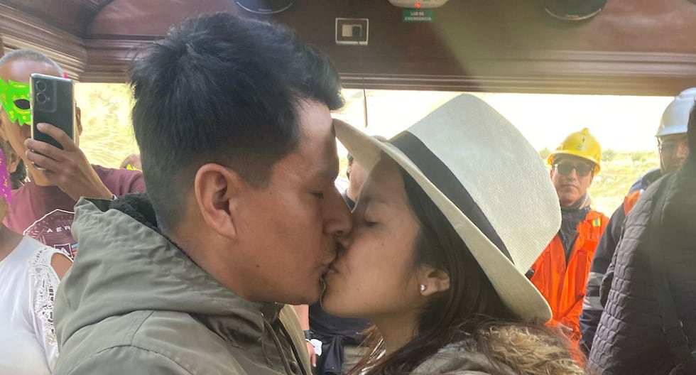 He asks for his hand on the Lima-Huancayo train that brought 300 tourists