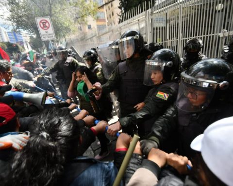 In the midst of gasifications, teachers and police face each other in La Paz