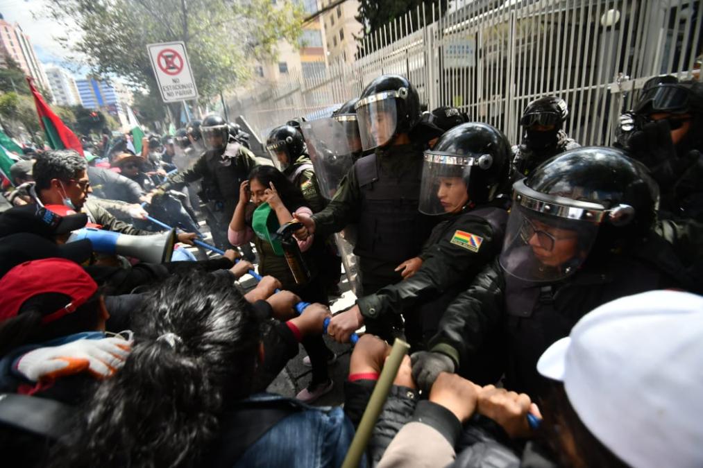 In the midst of gasifications, teachers and police face each other in La Paz