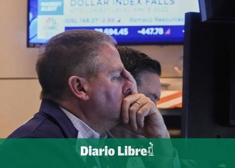 In the midst of uncertainty, Wall Street opens in red