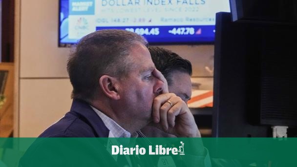 In the midst of uncertainty, Wall Street opens in red