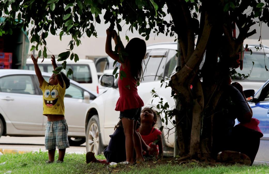 In view of all: children extend their hands in the streets instead of holding a pencil