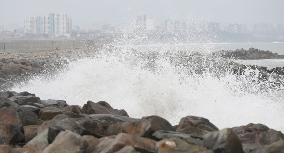 Intense waves will affect the entire Peruvian coast until April 25, the Indeci alerts