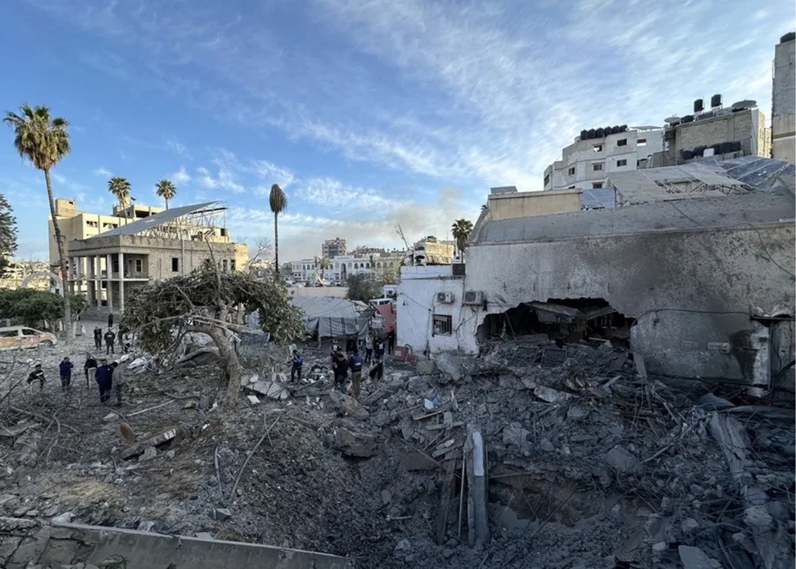 Israel bombards the most important hospital in northern Gaza and leaves it out of service