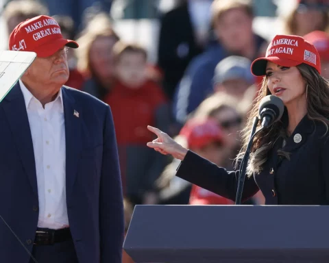 Judge temporarily stops Trump's measure to end the Biden immigration program