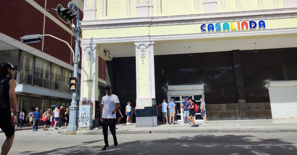 Light waste in Casalinda, the new Dollar store in Havana, where was the Ten Cels