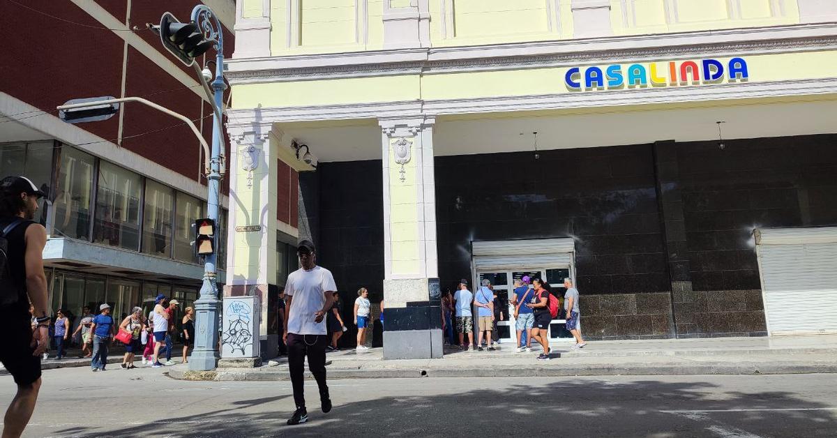 Light waste in Casalinda, the new Dollar store in Havana, where was the Ten Cels