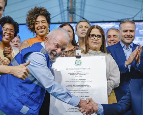 Lula inaugurates UFF buildings and announces notice for Cursinhos Popular