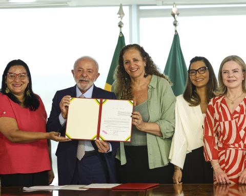 Lula sanctions laws for protecting women's rights