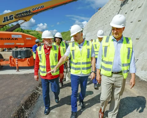 Lula visits an excerpt from Via Dutra, which has 25% of the works completed