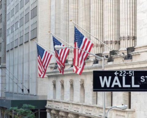 MARKETS: BAGS START GREEN, while oil is bound