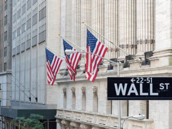 MARKETS: BAGS START GREEN, while oil is bound