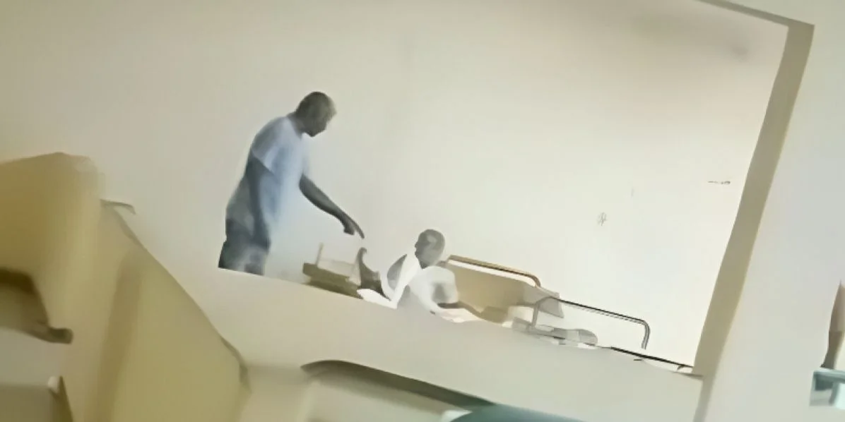 Captura de pantalla del video donde un trabajador agrede a un paciente en el Hospital Psiquiátrico Provincial "Dr. Luis San Juan Pérez", en Santa Clara