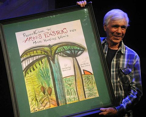 Manuel Hernández receives the National Award for Plastic Arts