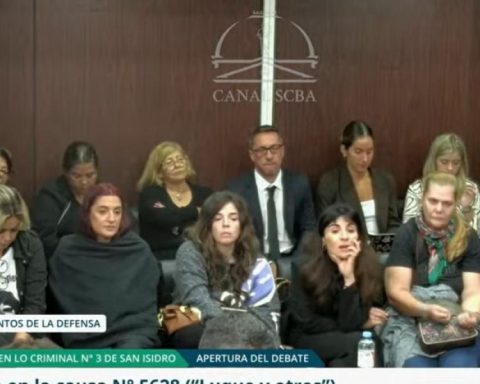 Maradona's family enters the scene