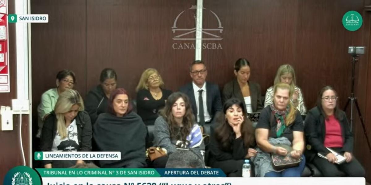 Maradona's family enters the scene