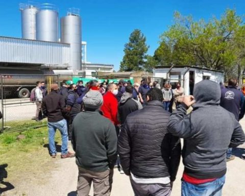 Mobilization in Colonia de Calcar workers for closing the Tarariras plant