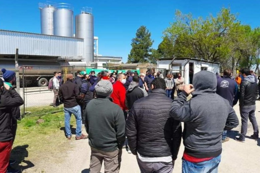 Mobilization in Colonia de Calcar workers for closing the Tarariras plant
