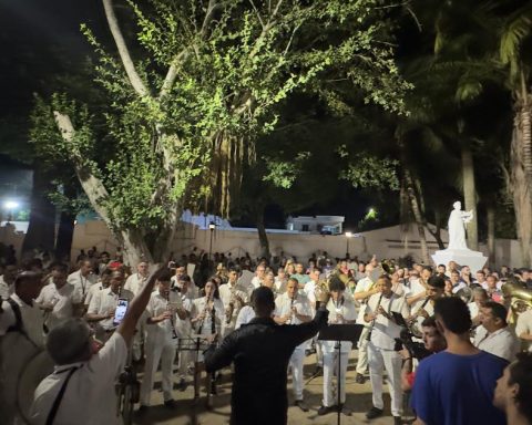 Mompox honors his deceased between music, candles and tradition in Holy Week