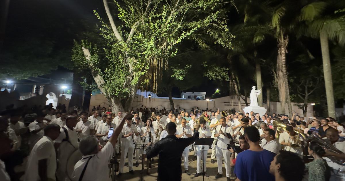 Mompox honors his deceased between music, candles and tradition in Holy Week