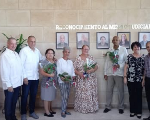 Of receiving the order of judicial merit in Cuba to face deportation in Miami