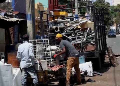 Old metal buyers are still in the streets of Santo Domingo