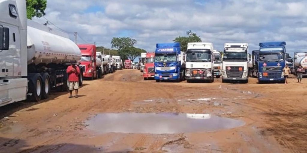 Ombudsman of Paraguay says that Bolivian cisterns who expect to load fuels are "a time bomb"