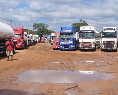 Ombudsman of Paraguay says that Bolivian cisterns who expect to load fuels are "a time bomb"