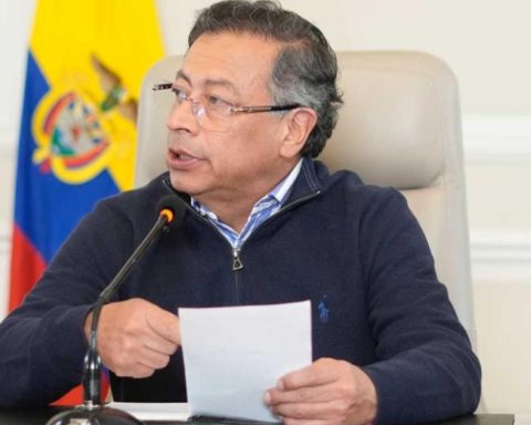 Petro calls mass vaccination against yellow fever