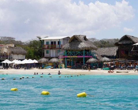 Playa Blanca is ready to restrict food from tourists: authorities analyze community proposal