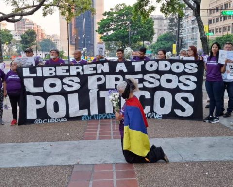 Political prisoners "continue to resist with dignity," says Committee