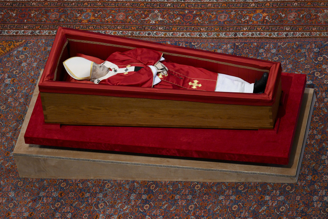 Pope Francis asked to die at home: his doctor recounts the last moments and the Vatican shows image of his grave