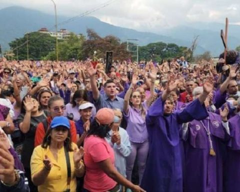 President Maduro greets Catholic parishioners