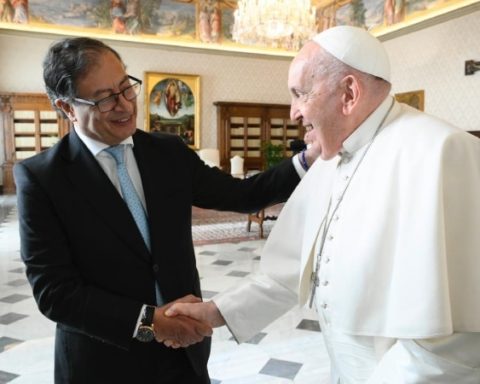 President Petro lamented the death of Pope Francis with emotional message: "I feel something alone"