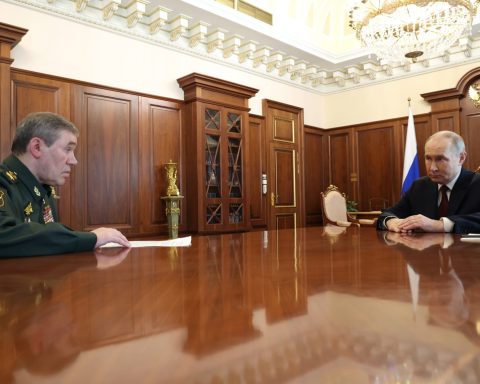 Putin orders 30 -hour truce in Ukraine for Easter Orthodox, Zelensky denies her