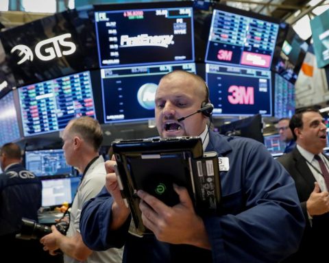 RESULTS OF BANKS PAUSES WALLS STREET FALL