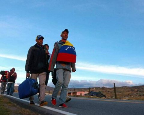 Revocate the oil licenses promotes Venezuelan migration?