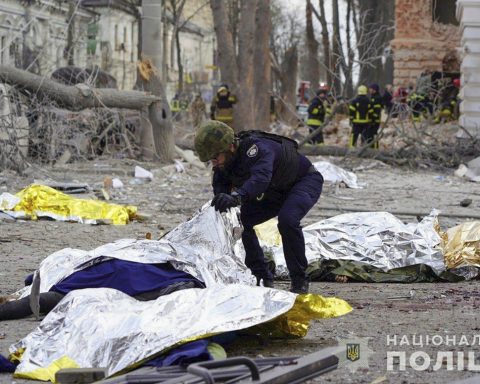 Russian bombing kills civilians in Ukraine. Moscow alleges that he attacked a military objective