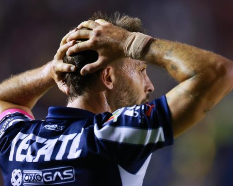 Sergio Canales' injury for kicking a glass door is complicated