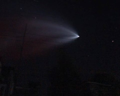 Spacex rocket illuminates the night of a Cuba mostly in blackout