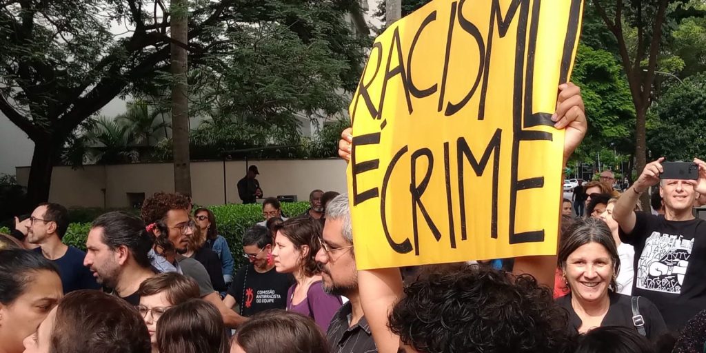 Students and teachers make an act against racism in Higienópolis